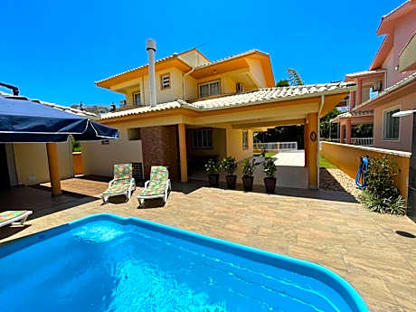 cód 11 - Excelente casa localizada á 180m do mar!