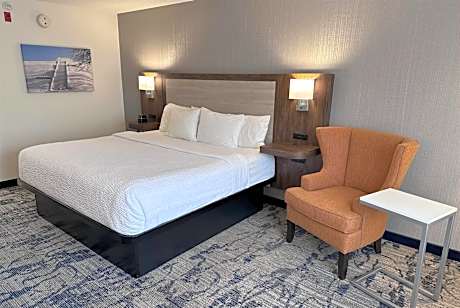 King Room with Bath Tub - Mobility Accessible/Non-Smoking