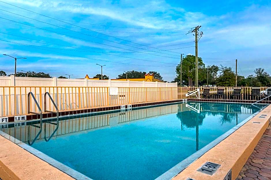 Econo Lodge Inn & Suites Maingate Central