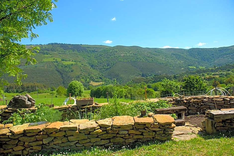 Conjunto Rural la Tejedora. Albergue y estudios familiares.
