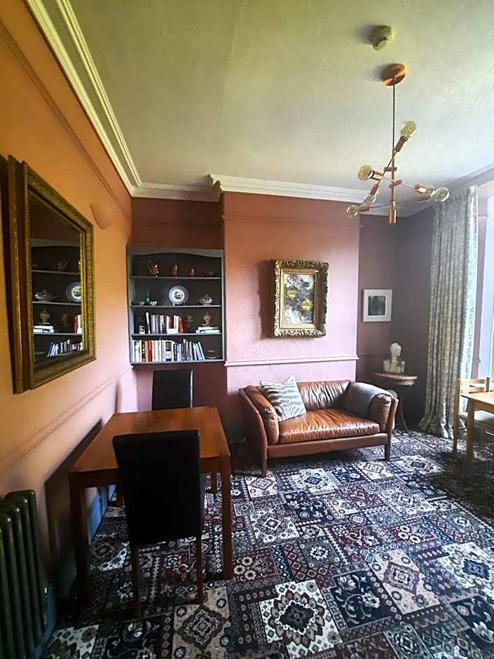 Mary's Court Guest House - Mairlys