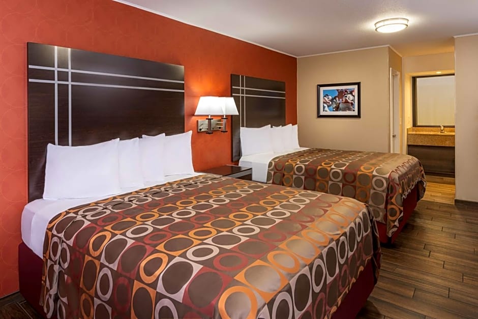 Best Western Plus Raffles Inn & Suites