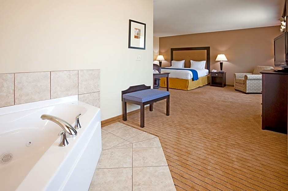 Holiday Inn Express & Suites Verona By IHG
