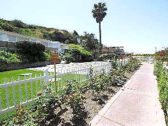 Malibu Country Inn