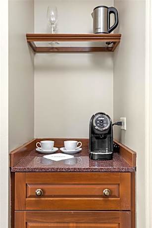 One-Bedroom Corner King Suite