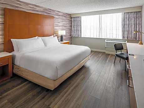 King Room Accessible Tub - Mobility Access/Non-Smoking