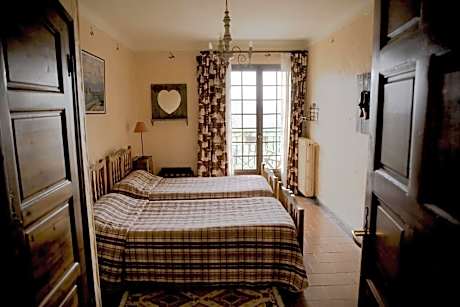 Provençal Twin Room with Balcony and Valley View