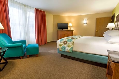 King Suite with Sofa Bed and Kitchen - Hearing Accessible, Tub