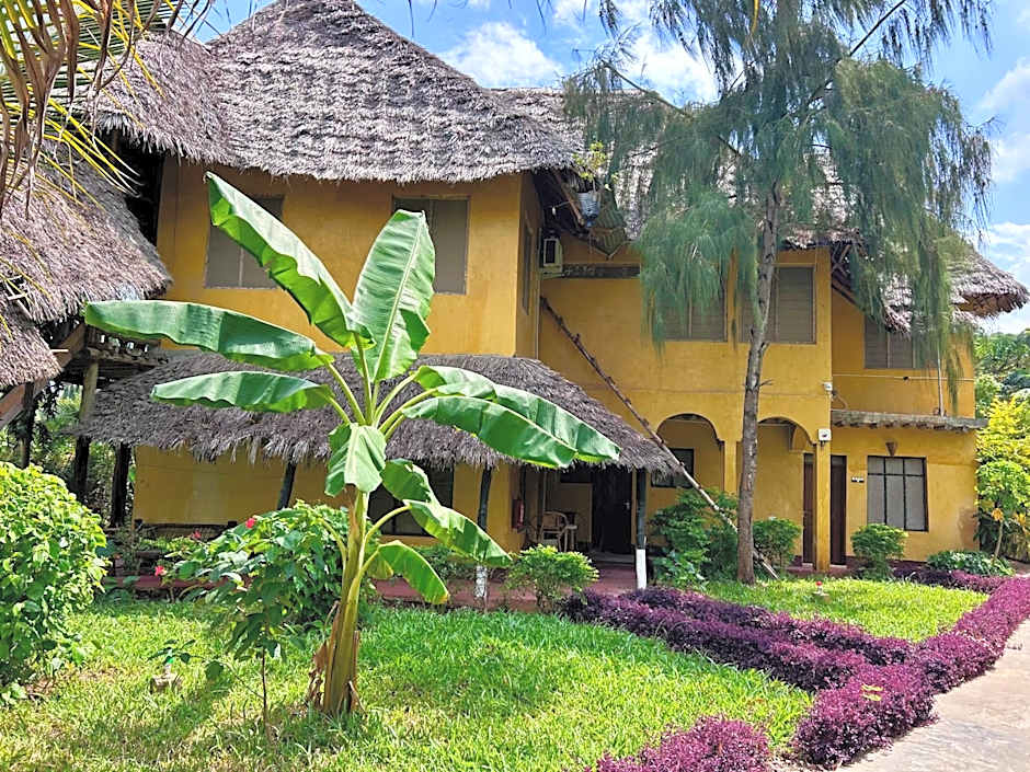 Tropinest bungalows & hostel