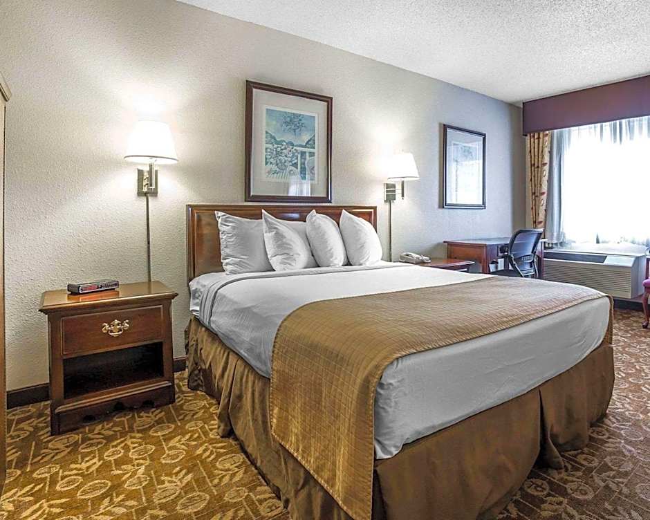 Photo 1 of 3 of 1 Queen Bed, Accessible