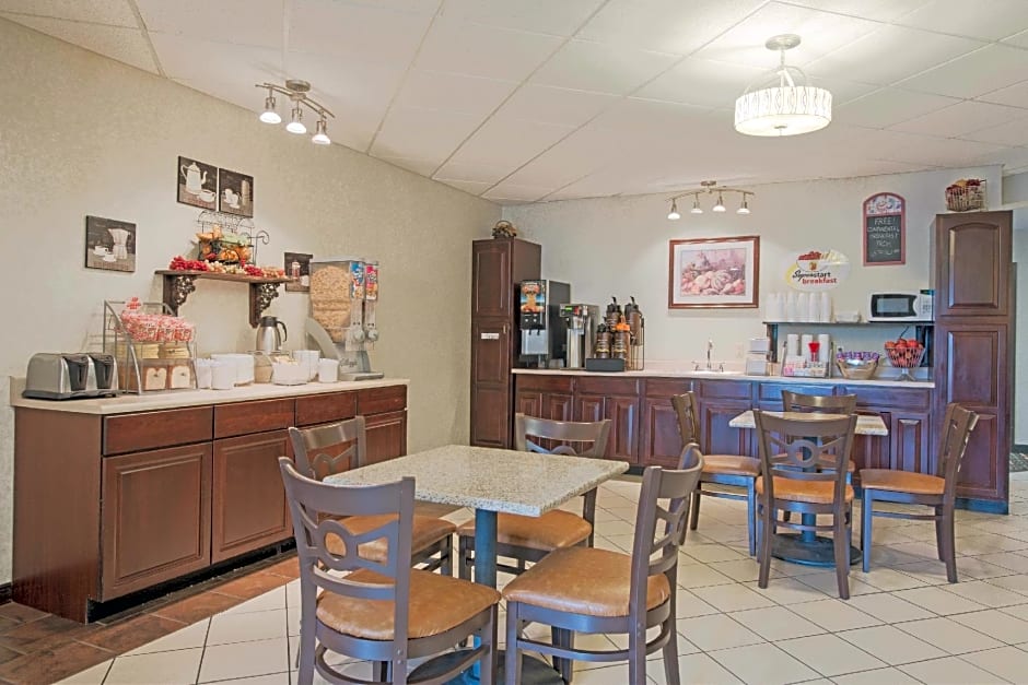 Super 8 by Wyndham Grove City