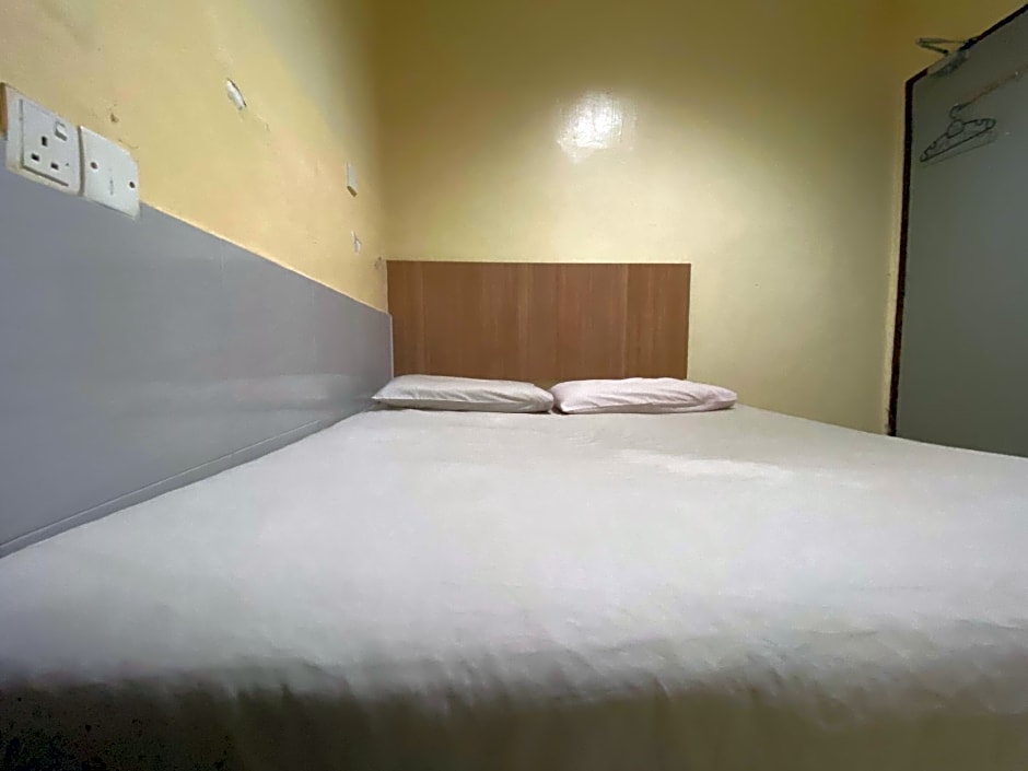 OYO 89760 Harmoni Inn Hotel