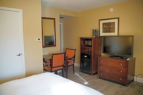 Queen Room with Roll-in Shower