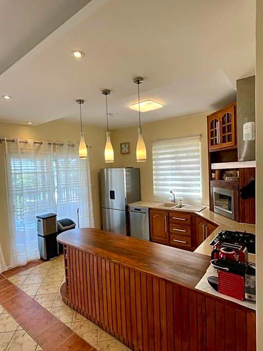 Villa Aglaia mit Pool, Garten und Palmen