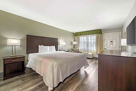 1 King Bed Nonsmoking