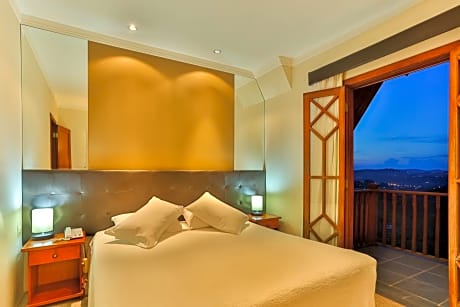 Suite with Mountain View