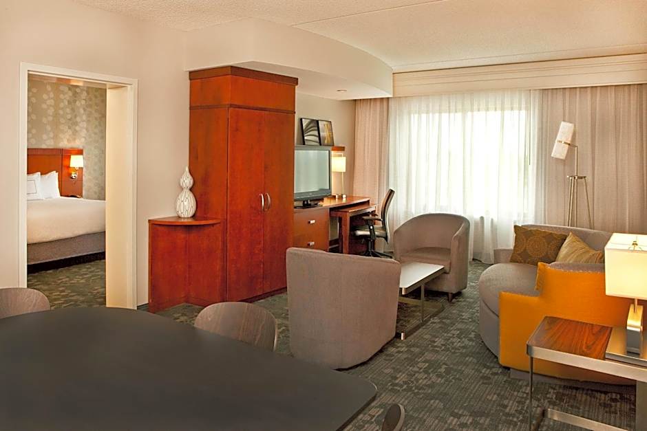 Photo 1 sur 2 de 1 Bedroom 1 King Bed with Sofabed Suite, Hearing Accessible