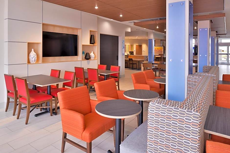 Holiday Inn Express & Suites Madison By IHG