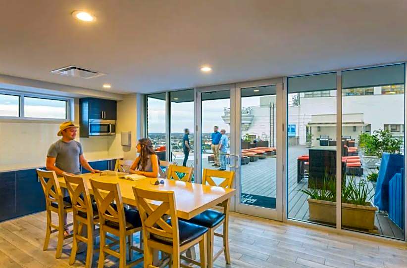 Amazing Condos Beautiful View 2 Blocks To French Quarter, Small Rooftop Pool, Gym, Seanger Theater, Super Dome, And Bourbon St