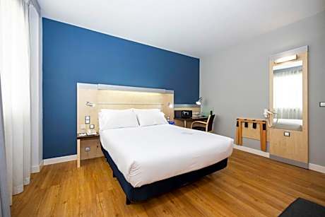 Standard Queen Room - Accessible with Free Breakfast