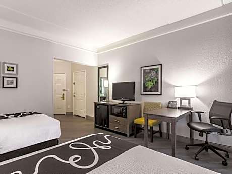 Double Room with Two Double Beds and Bathtub with Grab Bars/Mobility Access - Non-Smoking