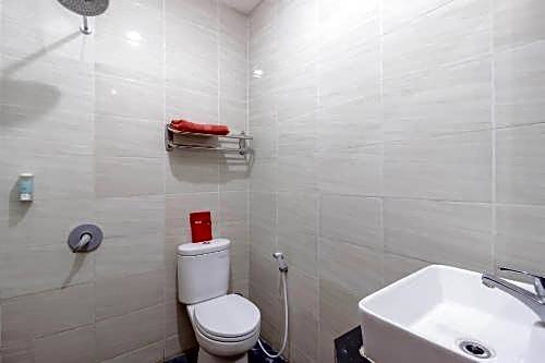 RedDoorz @ La Mega near Pasar Pagi Cirebon