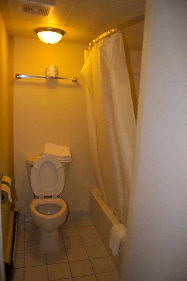 American Inn & Suites – La Grange, IL