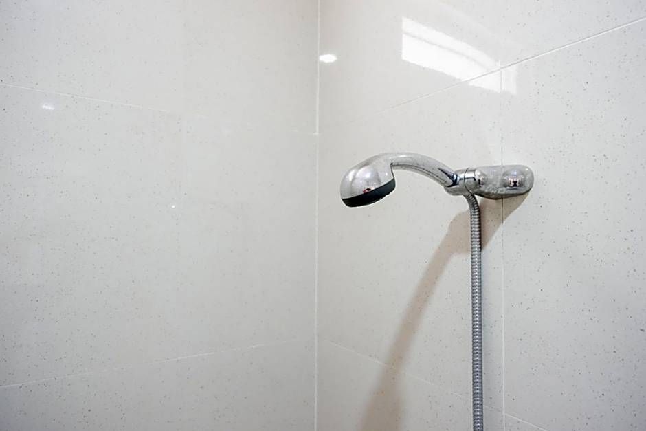 RedDoorz Plus Syariah near Stasiun Tegal 2