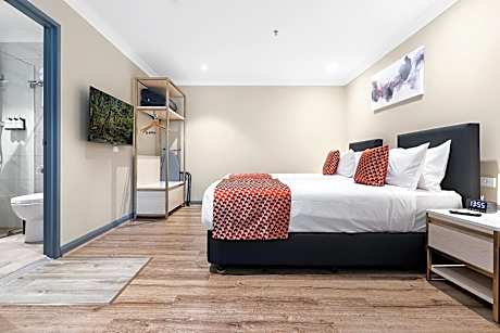 Family Deluxe Room With King & Queen Bed, Park View