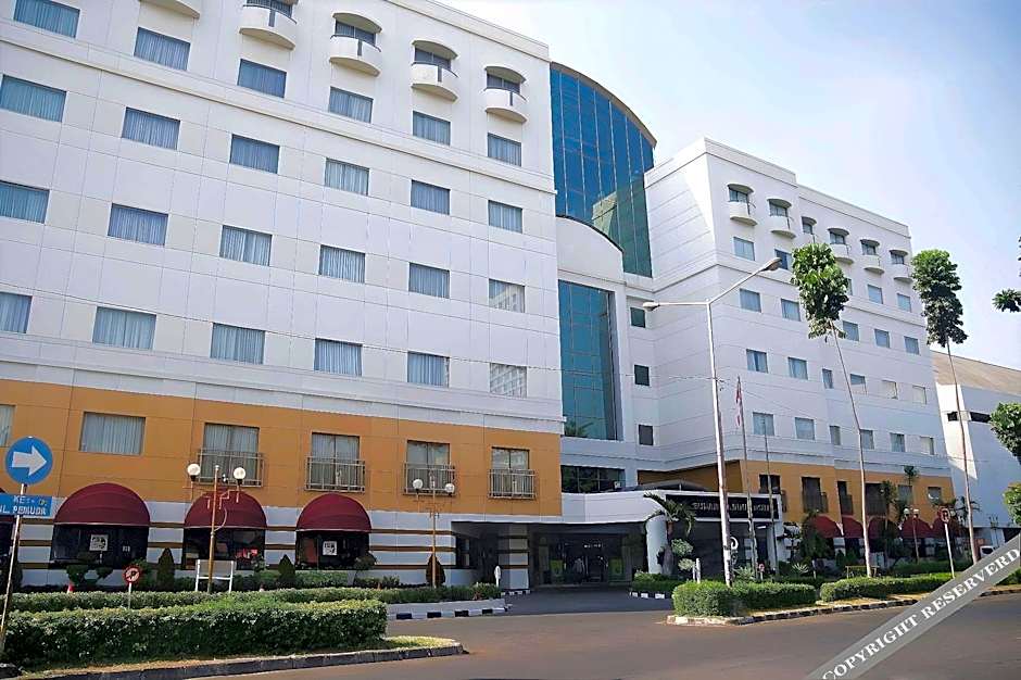 Surabaya Suites Hotel Powered by Archipelago