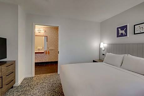 One-Bedroom Queen Suite with Bathtub - Mobility Accessible