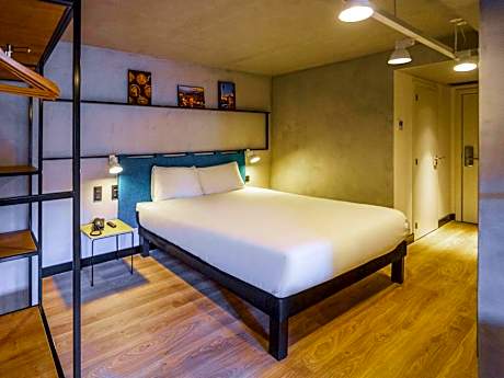 Superior room with 1 queen bed and balcony