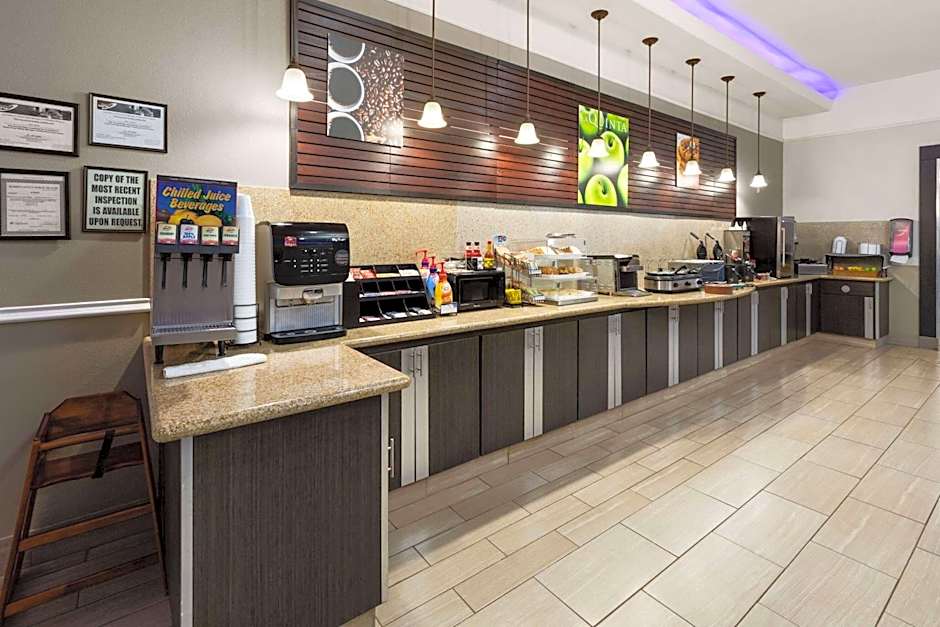 La Quinta Inn & Suites by Wyndham Deer Park