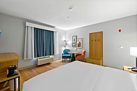 King Room with King Bed - Non-Smoking