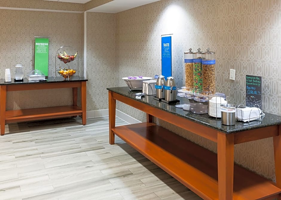 Hampton Inn & Suites Tulare
