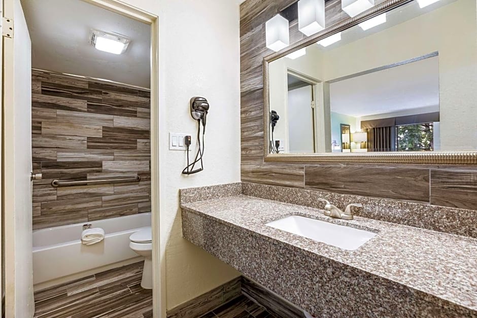Quality Inn & Suites Downtown