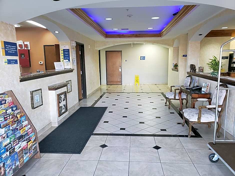 Days Inn & Suites by Wyndham Cleburne TX