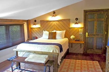 Standard Queen Room