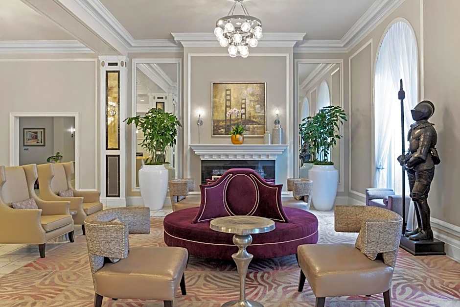 Deluxe Union Square Suites