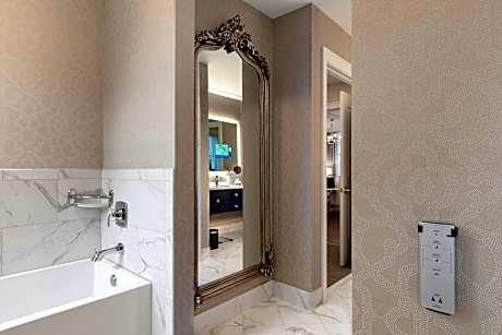 Presidential Suite, 1 Bedroom Presidential Suite, 1 King, City View, Corner Room, Balcony