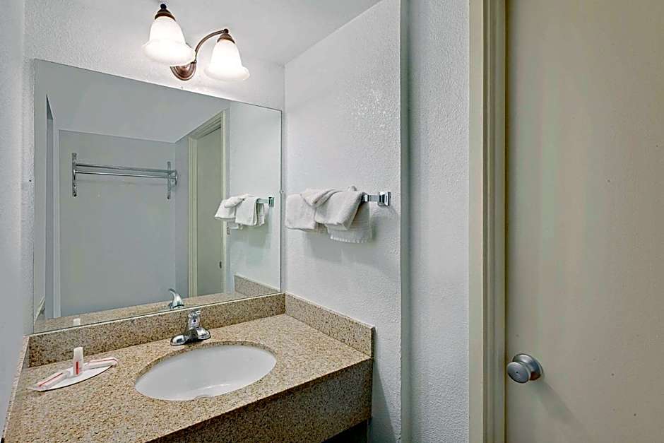 Super 8 by Wyndham Plainview