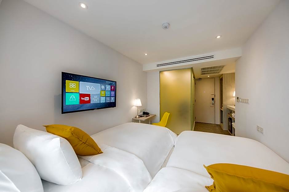 YELLO ROOMS Victory Monument