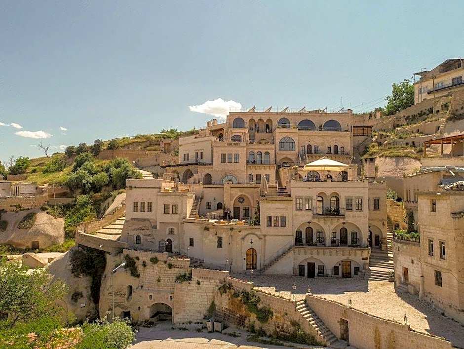 Nino Cave Suite