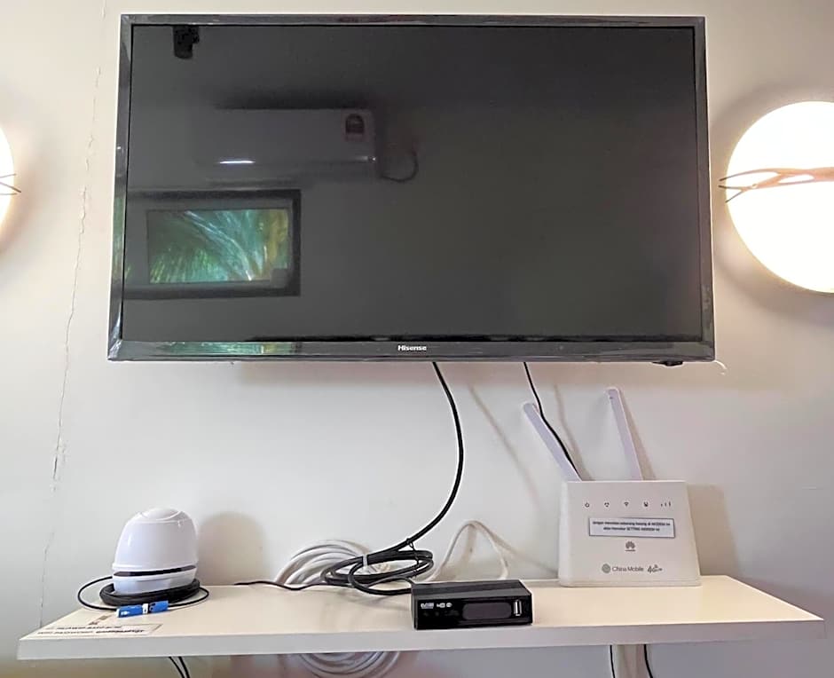 Yellow Cube at Lumut Cube Homestay Kontena