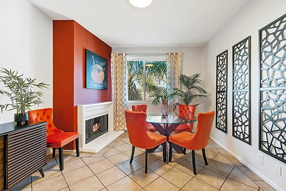 Beverly Hills 2 bed 2 bath Penthouse with Den and Parking 414