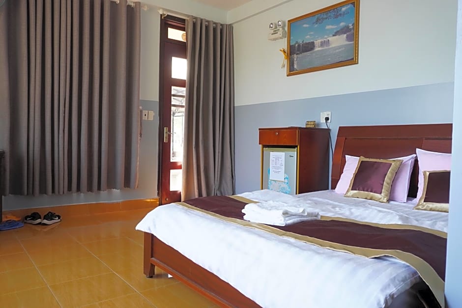 Van Long Elephants Lakeside View Hotel