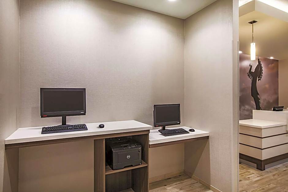 La Quinta Inn & Suites by Wyndham Wichita Northeast