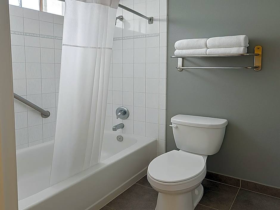 Rancho San Diego Inn & Suites