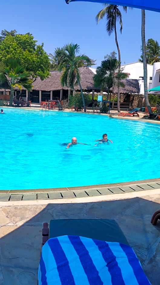 Travellers Beach Hotel & Club