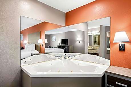 1 King Bed, Non-Smoking, Wireless High-Speed Internet, Jacuzzi, Microwave And Refrigerator, Full Bre